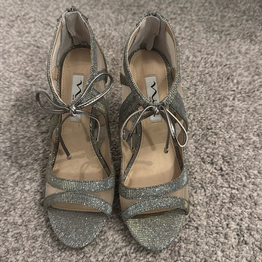 NWOT Nina silver glitter cocktail shoes